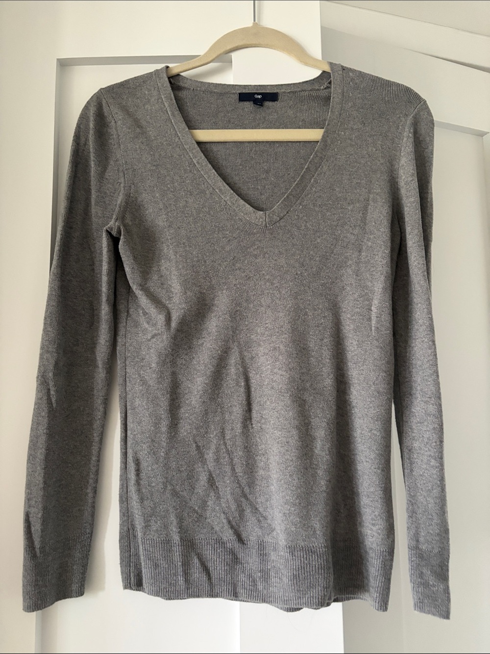GAP Women's V-Neck Long Sleeve Top in Light Gray (Sm)